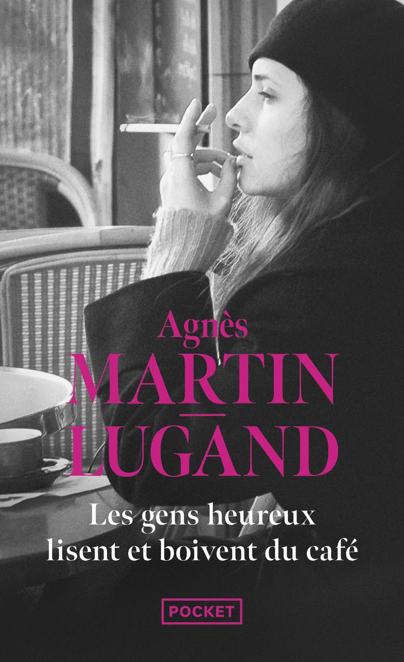 Les gens heureux lisent et boivent du café