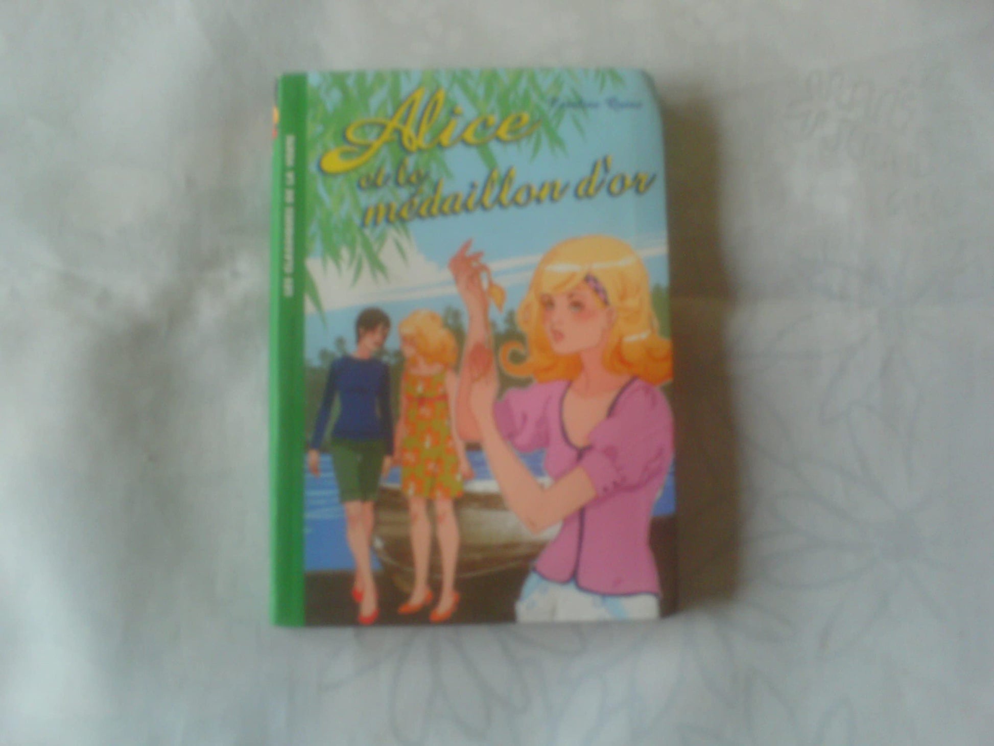 Alice 12 - Alice et le médaillon d'or