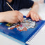 Totum Paw Patrol 720831 Scratch Book avec pochoirs, Autocollants à Paillettes et Stylo à gratter pour la Maison et Les déplacements