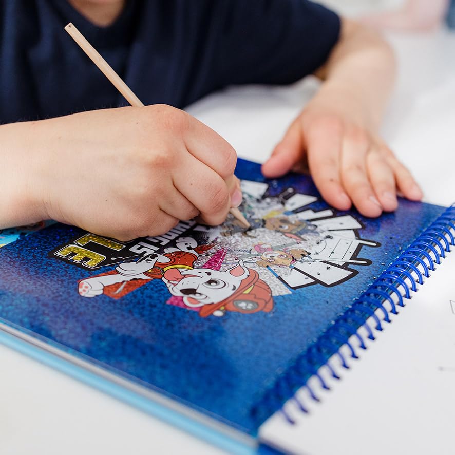 Totum Paw Patrol 720831 Scratch Book avec pochoirs, Autocollants à Paillettes et Stylo à gratter pour la Maison et Les déplacements